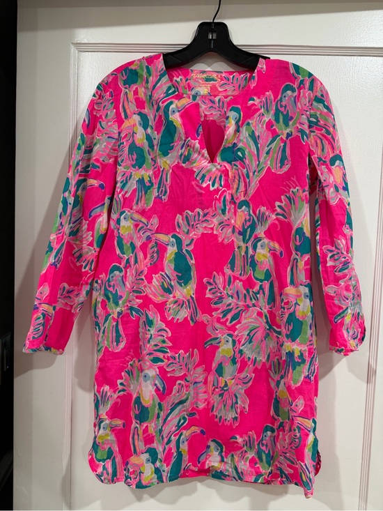Lilly Pulitzer Tops - Lilly Pulitzer Hot Pink Tropical Parrot Tunic XS